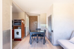 Dining - Apartment with Shared Pool, Private Terrace and Air Conditioning (Calvi)