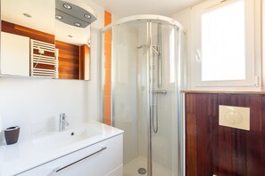 Douche, serviettes fournies