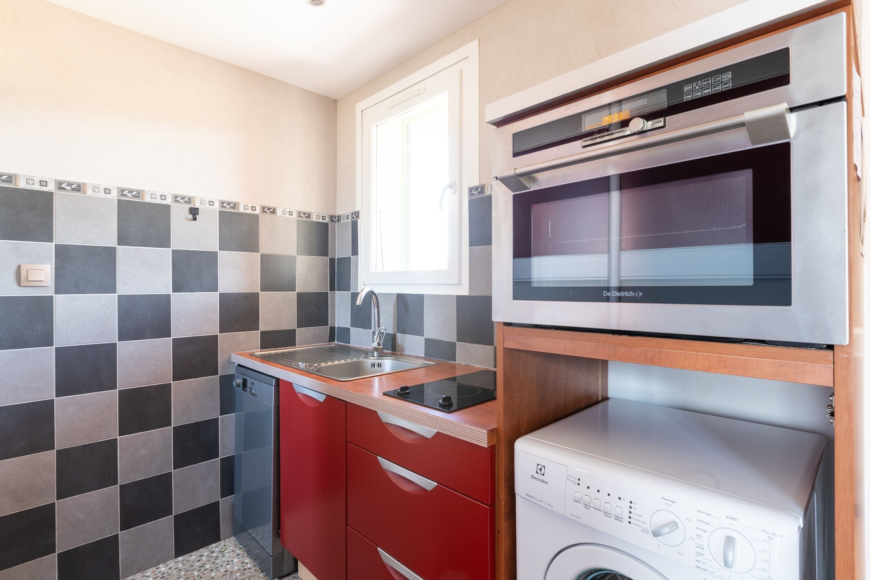 Frigorífico, microondas, horno y placa de cocina