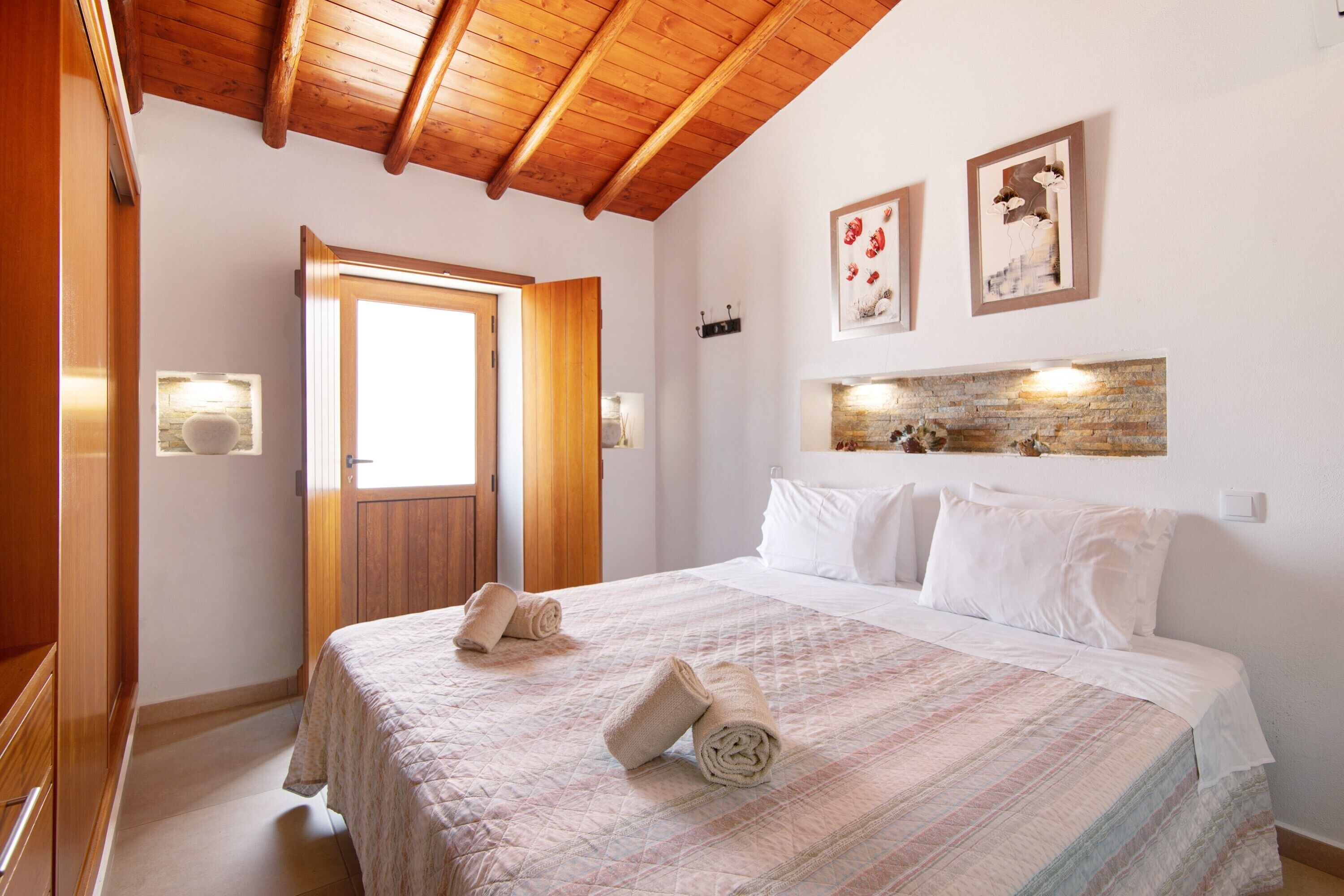 8 室のベッドルーム、アイロン / アイロン台、WiFi (無料)、ベッドシーツ