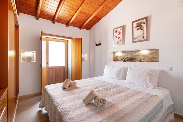 8 bedrooms, iron/ironing board, free WiFi, bed sheets