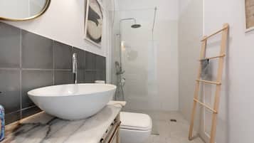 Douche, sèche-cheveux, serviettes fournies