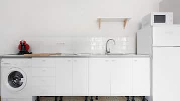 Een koelkast, een magnetron, een kookplaat