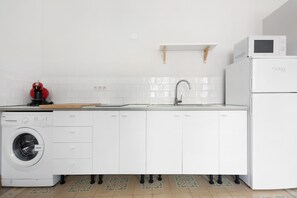 Refrigerador, microondas, placa de cocina, cafetera/tetera