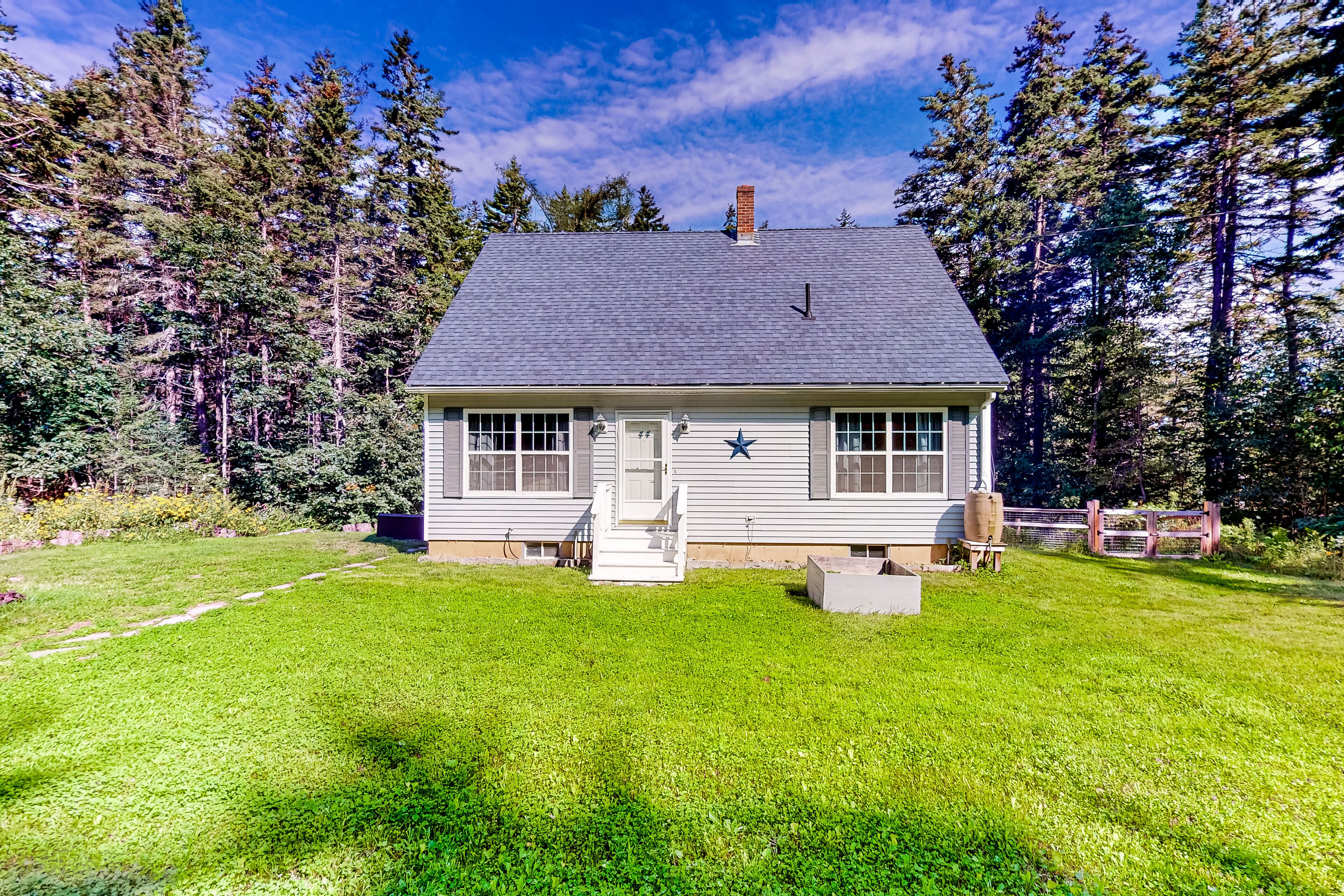 Charming dog-friendly cottage near beach with firepit, patio, & W/D