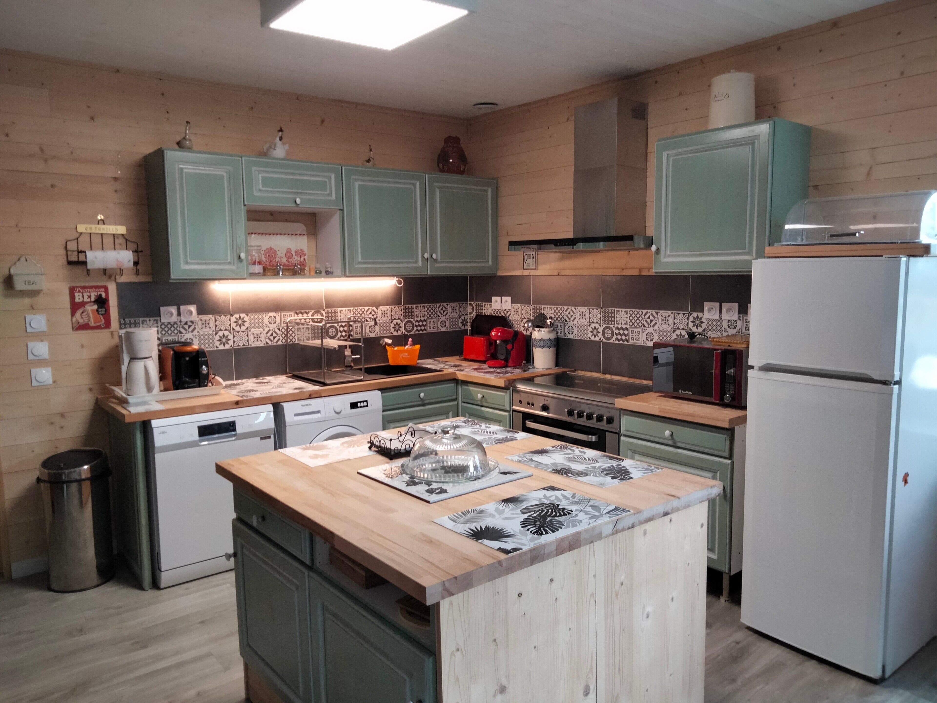 Frigorífico, microondas, horno y placa de cocina