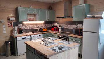 Een koelkast, een magnetron, een oven, een kookplaat