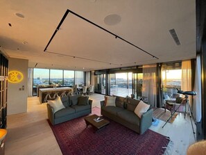 Smart TV, DVD player, books, music library - Penthouse Perfection With Sunset/ City Views & Huge Louvretec Covered Deck (Auckland)