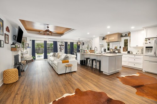 Coastal Farmhouse, Private Pool! Walk to Redfern Vlg