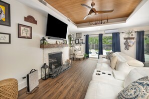 Smart TV, chimenea y libros 