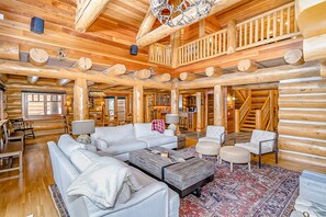 Televisión, chimenea, reproductor de DVD y futbolito