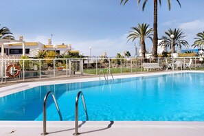 Pool - Vacation Apartment 'Las Flores1' with Sea and Beach View, Wi-Fi and Air Conditioning (San Bartolomé de Tirajana)