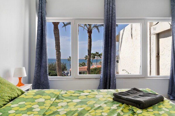 1 bedroom, free WiFi, bed sheets - Vacation Apartment 'Las Flores1' with Sea and Beach View, Wi-Fi and Air Conditioning (San Bartolomé de Tirajana)