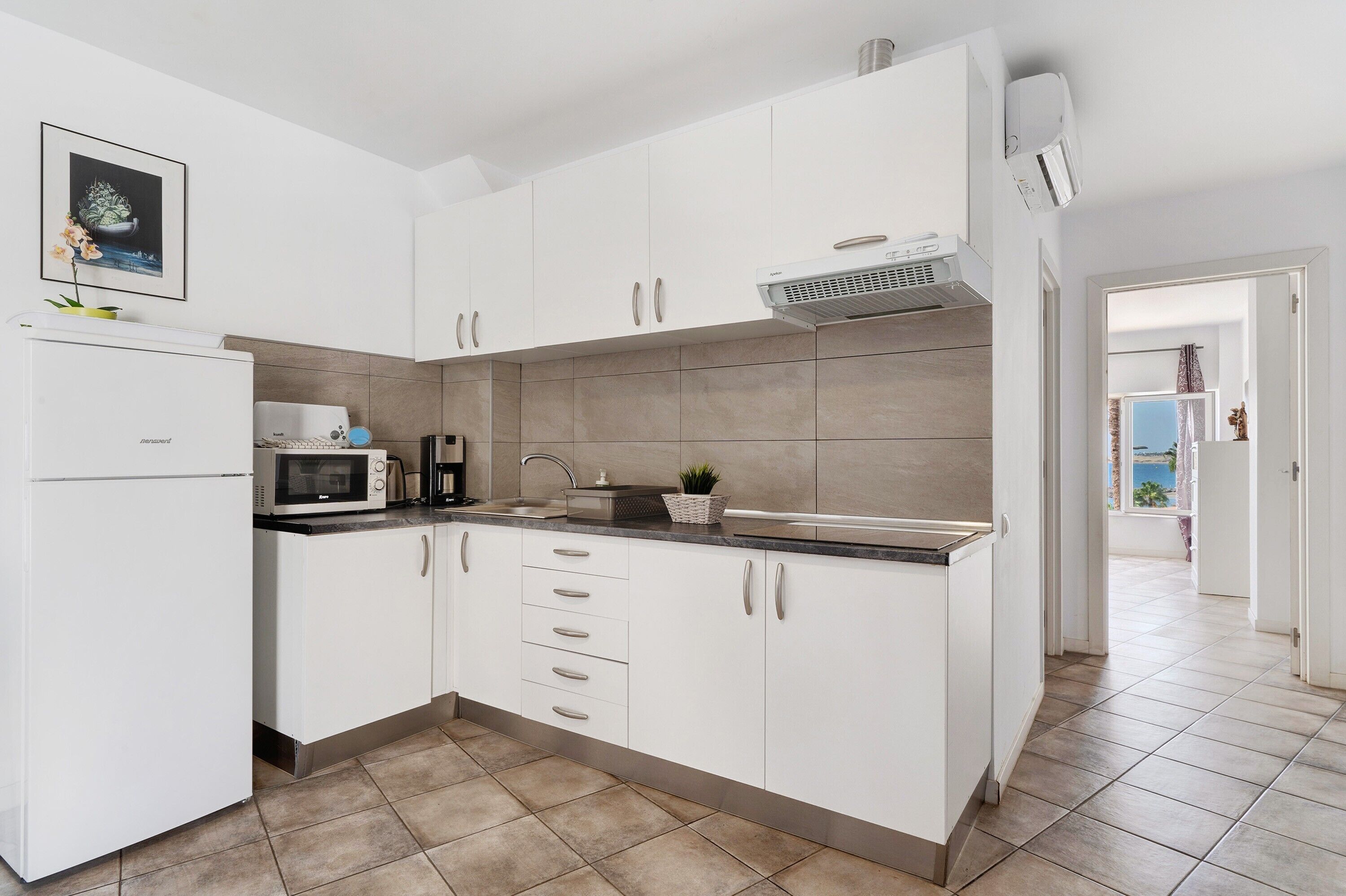 Kühlschrank, Mikrowelle, Herdplatte, Wasserkocher mit Kaffee-/Teezubehör