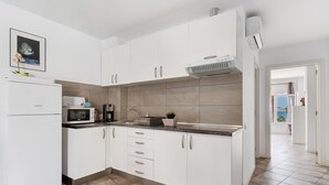Coffee/tea maker, fridge, microwave, stovetop