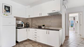 Kühlschrank, Mikrowelle, Herdplatte, Wasserkocher mit Kaffee-/Teezubehör