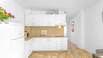 Frigorífico, microondas, placa de cocina y cafetera o tetera