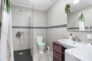 Shower, hair dryer, towels - Vacation Apartment 'Las Flores4' with Mountain View, Wi-Fi and Air Conditioning (San Bartolomé de Tirajana)