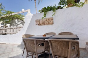 Outdoor dining - Vacation Apartment 'Las Flores4' with Mountain View, Wi-Fi and Air Conditioning (San Bartolomé de Tirajana)