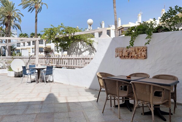 Outdoor dining - Vacation Apartment 'Las Flores4' with Mountain View, Wi-Fi and Air Conditioning (San Bartolomé de Tirajana)