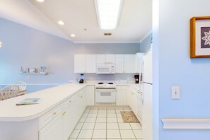 Frigorifero, microonde, forno, piano cottura