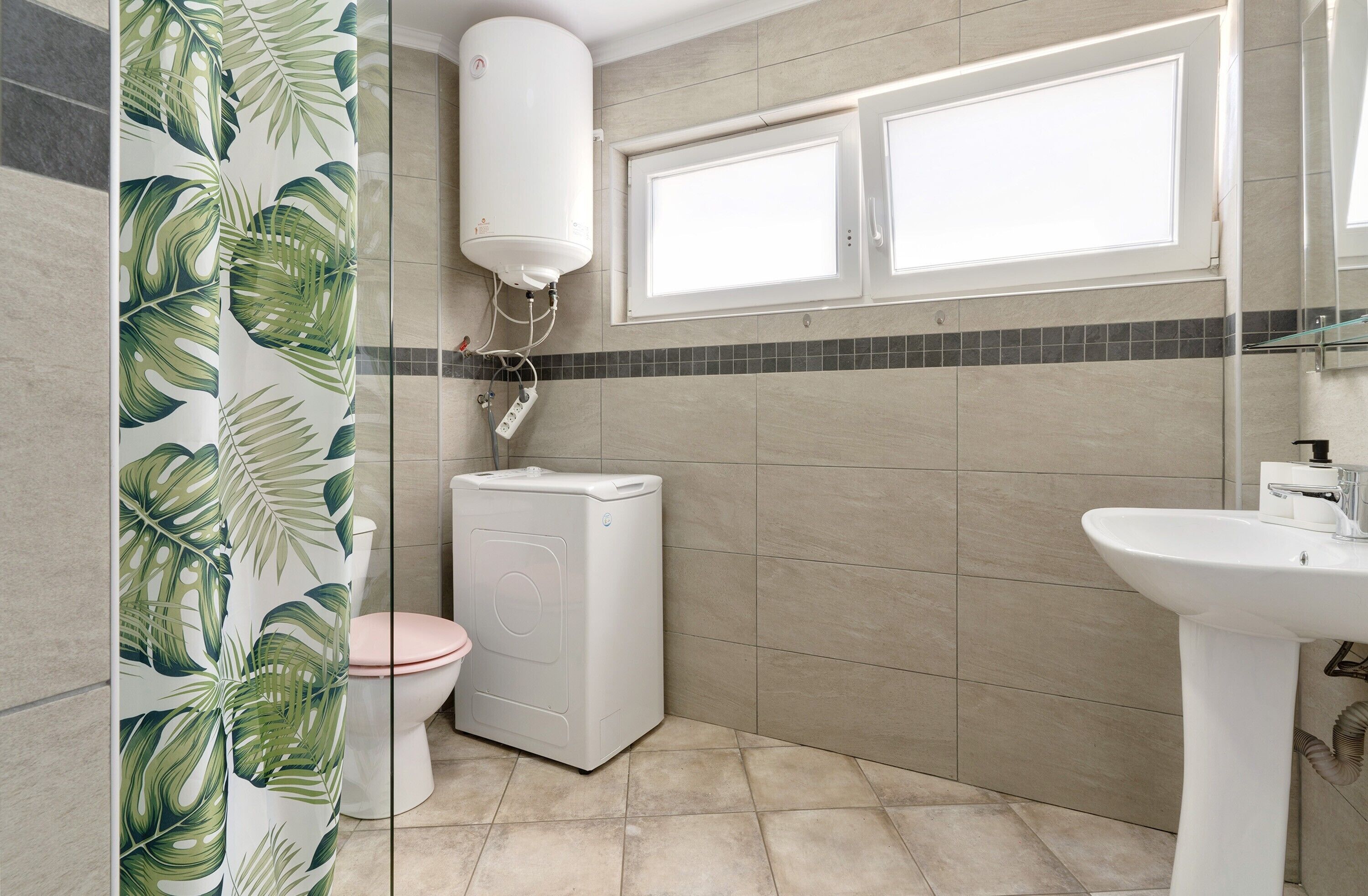 Douche, sèche-cheveux, serviettes fournies