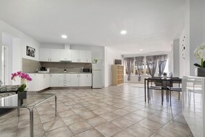 Kühlschrank, Mikrowelle, Herdplatte, Wasserkocher mit Kaffee-/Teezubehör