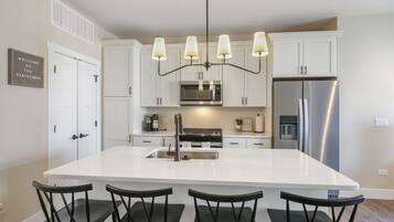 Frigorifero, microonde, forno, piano cottura