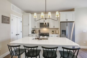 Køleskab, mikrobølgeovn, ovn, kogeplade