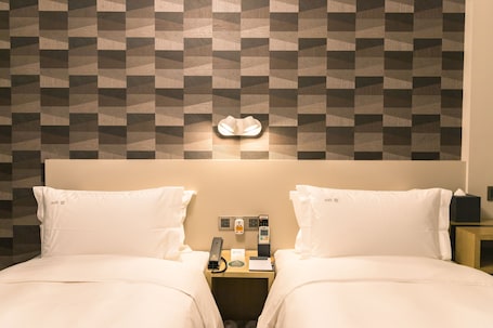 Luxury Room | 1 bedroom, in-room safe, desk, soundproofing
