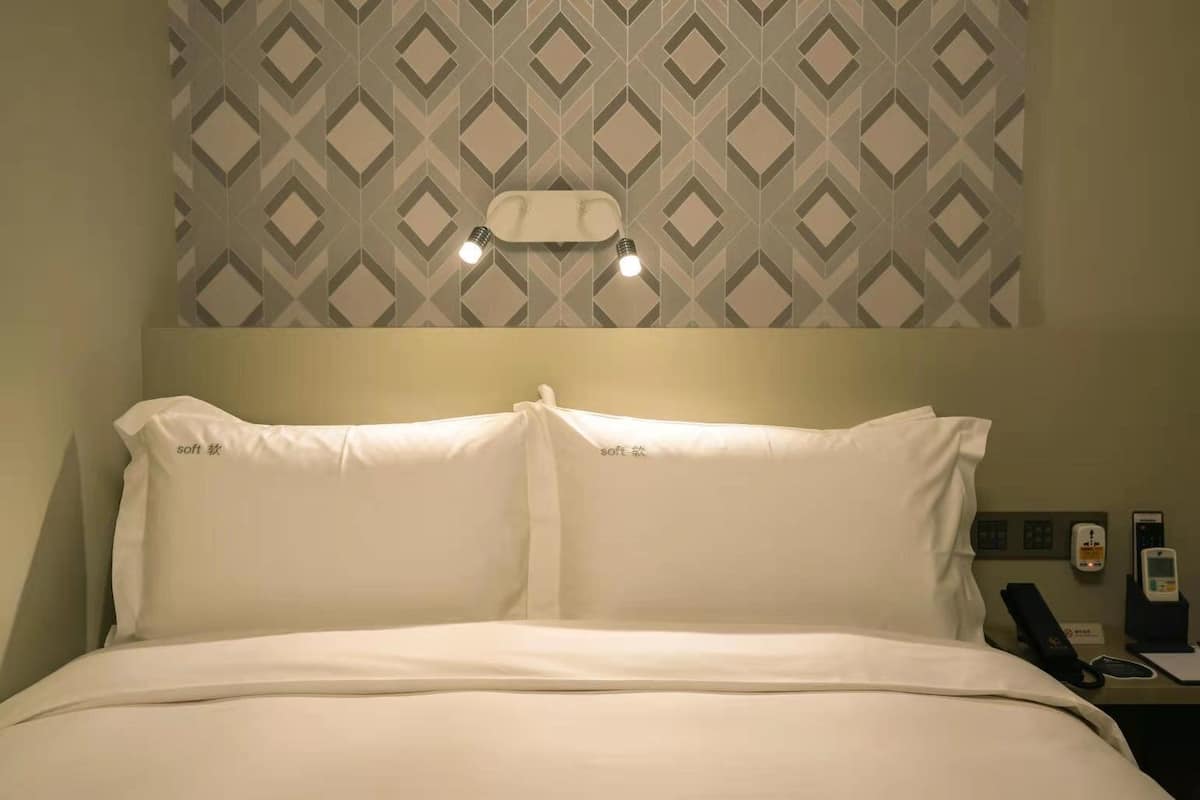 1 bedroom, in-room safe, desk, soundproofing