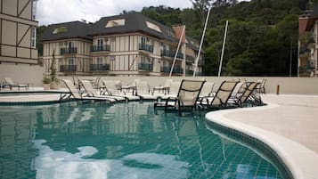 Una piscina al aire libre, una piscina climatizada