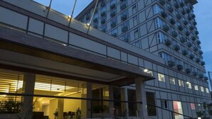 Un edificio moderno con techo plano y grandes ventanales.
