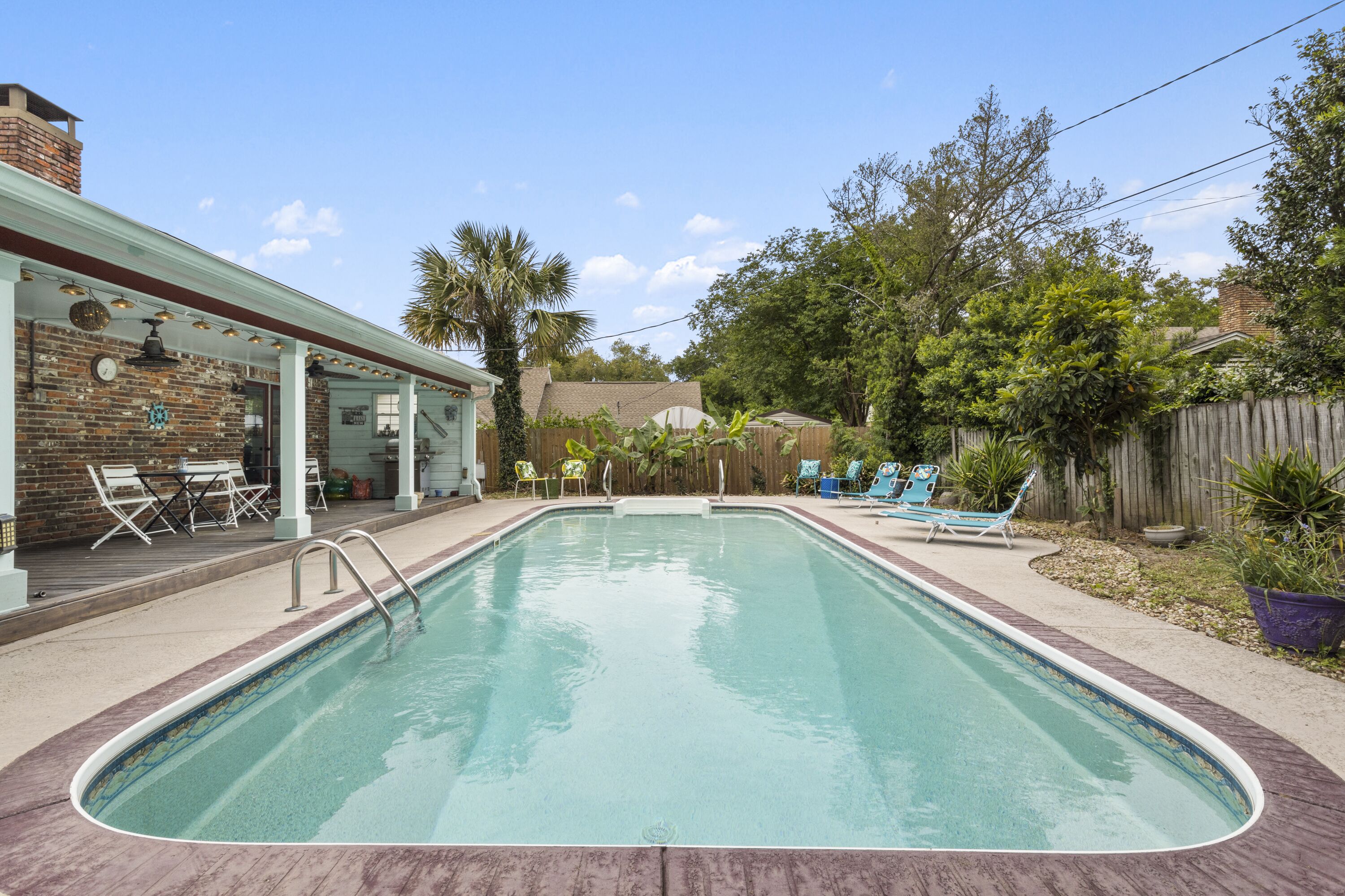 Welcome to Oakwood Manor. Private POOL!