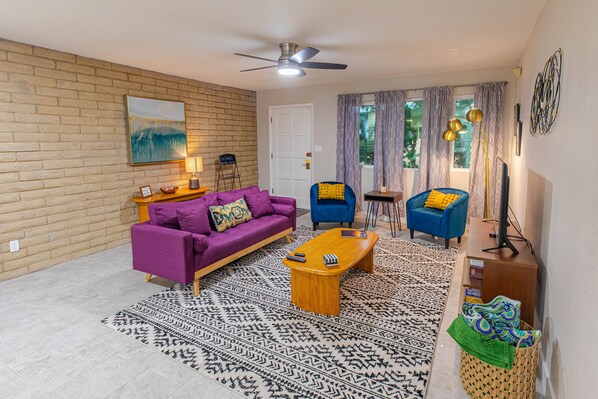 Smart-TV, Kamin, Bücher