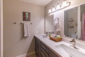 Haartrockner, Handtücher, Seife, Shampoo