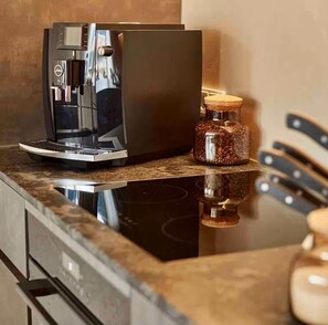 Køleskab, ovn, kogeplade, opvaskemaskine