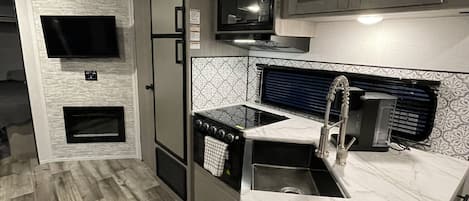 Réfrigérateur, four à micro-ondes, un four, surface de cuisson