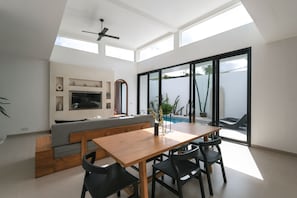 Villa, 2 Bedrooms | Dining room