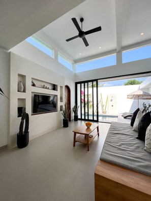 Villa, 2 soverom | Oppholdsrom | En 60-tommers smart-TV med digitale kanaler samt TV