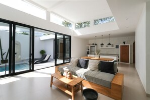 Villa, 2 soverom | Oppholdsområde | En 60-tommers smart-TV med digitale kanaler samt TV
