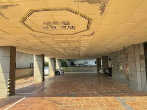 Parcheggio per furgoni accessibile in sedia a rotelle