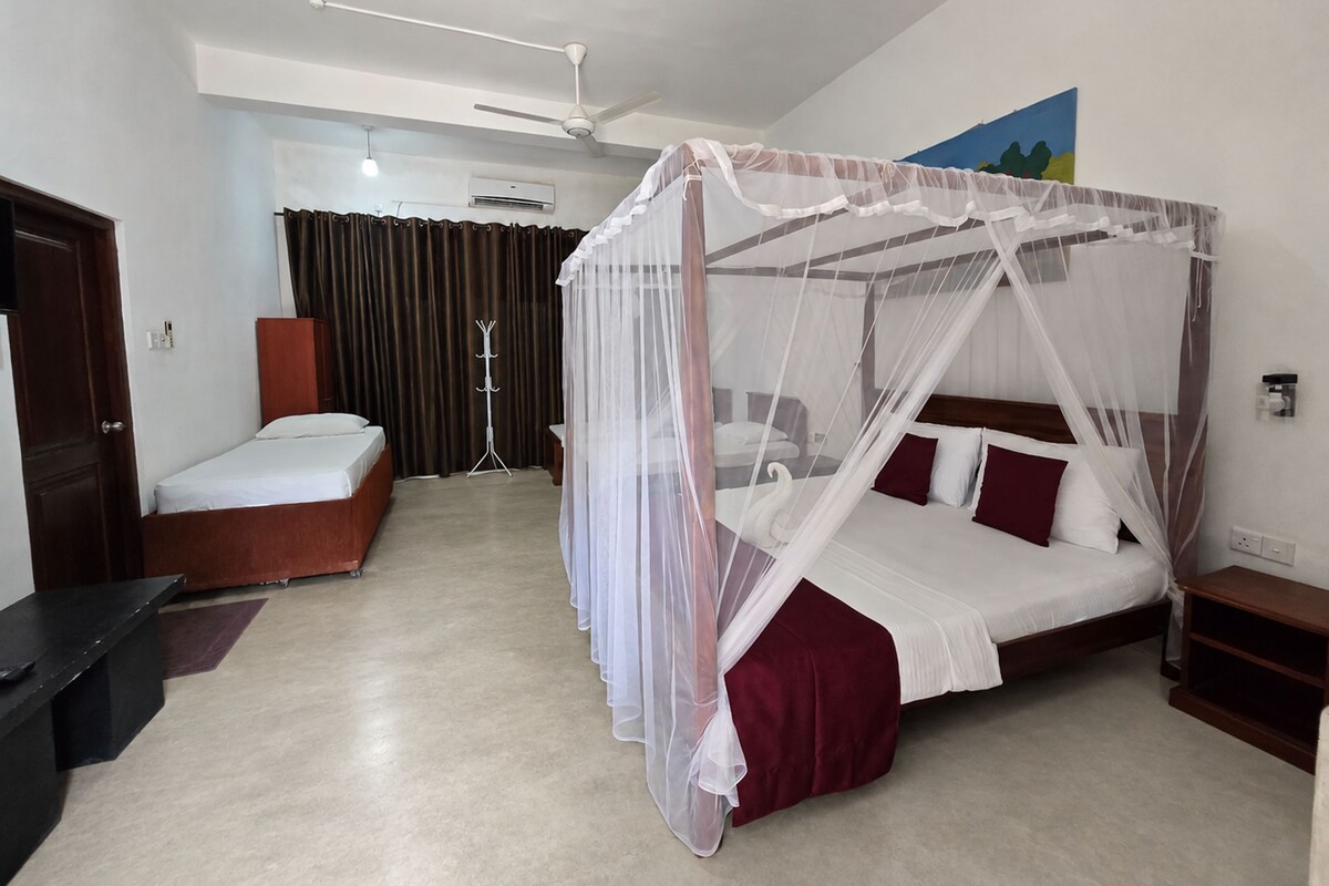 Standard Double Room, Garden View | Minibar (some free items), bed sheets