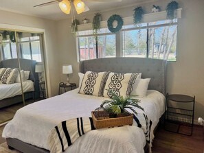 3 makuuhuonetta, työpöytä, ilmainen Wi-Fi, vuodevaatteet