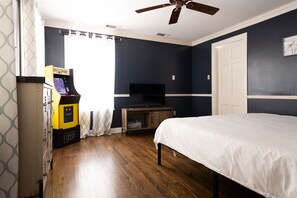 5 bedrooms, desk, iron/ironing board, travel crib