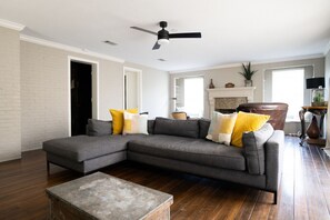 Smart TV, fireplace - The Texas Heritage House (Bryan)