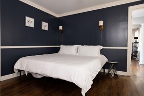 5 dormitorios, escritorio, tabla de planchar con plancha y cuna de viaje