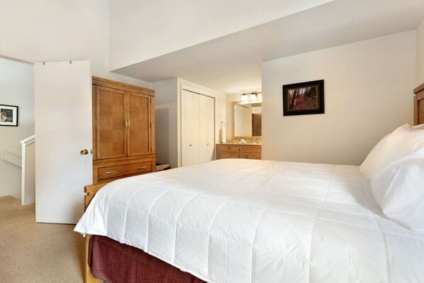 4 slaapkamers, een strijkplank/strijkijzer, gratis wifi, beddengoed