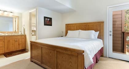 East Vail Townhome - Hot Tub & Close to Bus Stop