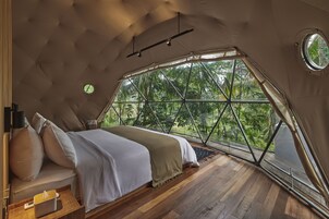 客房内保险箱、办公桌、遮光窗帘、熨斗/熨板